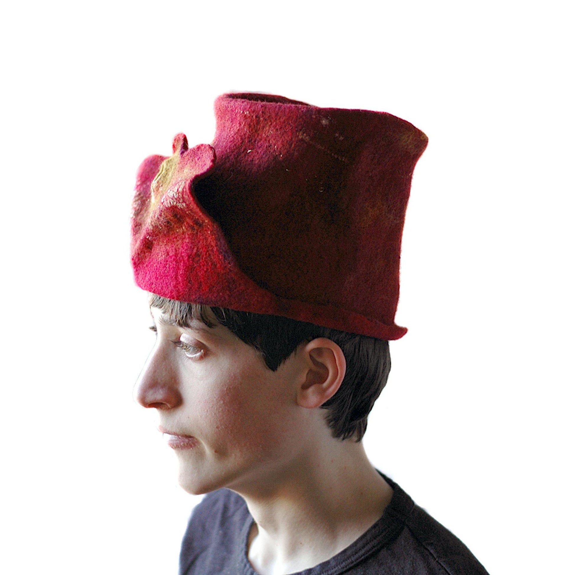 Gryffindor Top Hat with Flying Snitch - side view